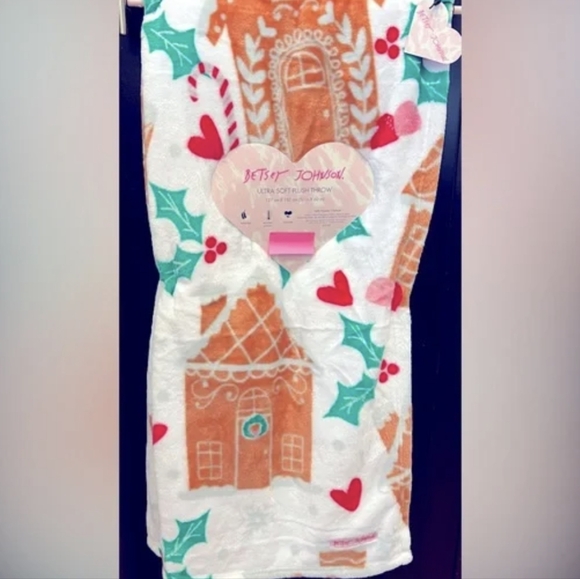 Betsey Johnson pink gingerbread house blanket throw christmas new - Picture 2 of 6